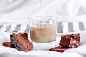 Eiskaffee und Brownies